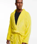 Bata de baño amarilla de fleece con mangas largas, bolsillos y lazo en la cintura. Tiene un bordado de Bob Esponja en la espalda.