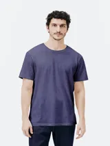 Remera lisa azul de corte clásico, cuello redondo y mangas cortas.
