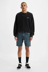 Bermuda de jean azul de calce slim, tiro medio y largo a la rodilla.