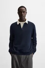 Sudadera tipo polo con cuello clásico, manga larga y diseño a rayas horizontales en color verde oscuro y crudo.