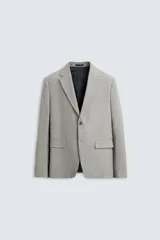 Blazer regular fit confeccionado en tejido con lana. Cuello con solapas de muesca. Manga larga acabada en puño con detalle de botones. Bolsillo de vivo en pecho y de solapa en cadera. Detalle bolsillo interior. Bajo con aberturas en espalda. Cierre frontal con botones.