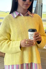 Buzo de punto fantasía color amarillo.