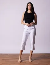 Pantalón capri blanco de gabardina elastizada con pretina ancha elastizada y ruedo con aplique de crochet.