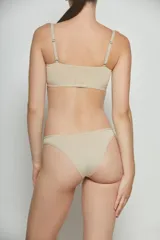 Top color piel con breteles finos y escote redondo.