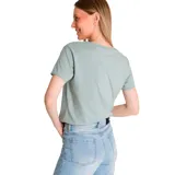 Remera blanca de algodón y poliéster reciclado, con cuello en V y logo de Caterpillar estampado en plateado en el pecho.