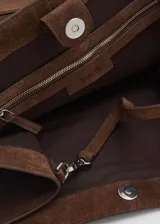 Bolso tipo shopper color bordó, confeccionado en cuero vacuno, con cierre de botón magnético, asa de hombro y bolsillo interior.
