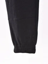 Pantalón de jogging color verde oliva con cintura elástica ajustable con cordón, bolsillos laterales y rodilleras reforzadas.