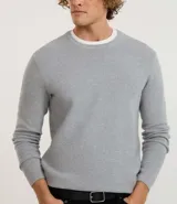 Suéter masculino de manga larga y cuello redondo, color negro, con textura maquinetada y textura dobby.