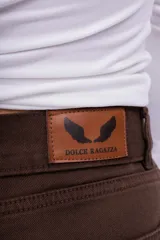 Pantalón cargo marrón de corte ancho, con bolsillos laterales con solapa y bolsillos traseros.