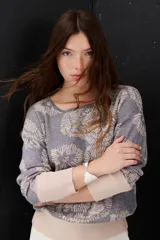 Sweater azul con estampado de flores blancas y puños blancos.