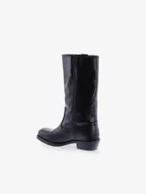 Bota de caña media color marrón oscuro, estilo vaquero, confeccionada en cuero. Presenta punta cuadrada y taco bajo y ancho.