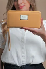 Billetera larga color gris de símil cuero, con cierre alrededor, múltiples compartimentos internos para tarjetas y documentos, bolsillo con cierre y correa de mano.