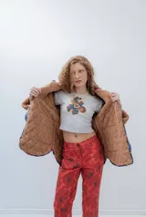 Campera capitoneada a mano con diseño geométrico multicolor, forrada en corderito con relleno de guata y tela impermeable.