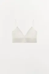 Bralette negro triangular confeccionado en hilatura con modal y tirantes finos.