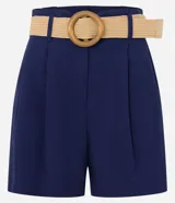 Short clochard azul marino de viscolino con trabillas en la cintura, cinturón con hebilla de madera y pliegues.
