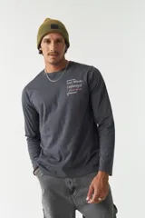 Remera manga larga gris oscuro con cuello redondo y estampado en el pecho con la frase "Lost Minds Unlimited Freedom".