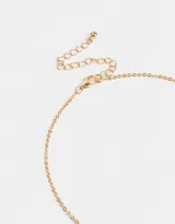 Set de cuatro collares dorados con dije de aguacate esmaltado y dije con la inscripción "BFF".