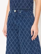 Bermuda de denim azul con diseño de rombos en relieve, corte ancho a la rodilla y tiro alto.