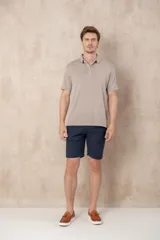 Remera celeste de corte clásico, con cuello polo abotonado y mangas cortas.