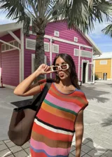 Vestido tejido con hilo de algodón en punto jersey rayado, con silueta recta, manga caída y cuello redondo.