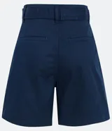 Short azul marino de sarga, corte recto, con cinturón con hebilla metálica, bolsillos laterales y pinzas delanteras.