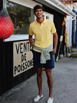 Bermuda color beige, corte regular fit, con cierre elástico y cordones en la cintura. Cuenta con bolsillos cargo laterales y detalles en los bolsillos.