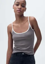 Musculosa gris con tirantes finos blancos y cuello redondo con ribete blanco.