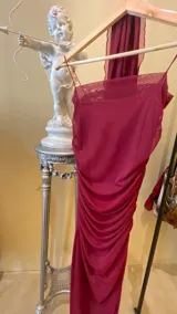 Vestido largo de microtul elastizado color borgoña, con escote recto, frunces y forro corto.