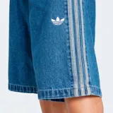 Short de jean Adidas Originals Adicolor Denim Firebird, corte amplio, color azul con tres tiras blancas laterales y logo bordado en blanco.