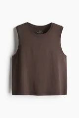 Musculosa deportiva cropped color marrón, de corte holgado, con cuello redondo y bajo recto con abertura en los laterales.