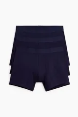 Pack de tres calzoncillos tipo trunk color azul marino, confeccionados en punto elástico con costuras planas, cintura elástica y tecnología Lycra® Xtra Life™.