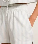 Short runner de sarga listrado con cintura elástica y encajes en los laterales.