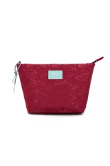 Necessaire de color azul vibrante con textura de labios en relieve. Posee un parche rectangular rosa con el logo "Oreiro Love". Cuenta con un tirador de cierre trenzado en blanco y negro con detalles en rosa.