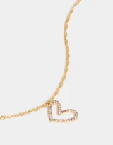 Cadena dorada con dije de corazón delineado con strass.
