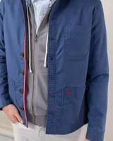 Sobrecamisa de hombre de corte regular fit, con cuello clásico, bolsillos tipo parche y cierre con botones, confeccionada en tejido de gabardina.