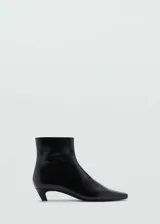 Botín negro de cuero con punta fina y tacón kitten de 4 cm.