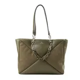 Bolso tipo shopper color verde con diseño acolchado y costuras geométricas. Tiene doble asa de hombro con detalle de cadena plateada y cierre superior.