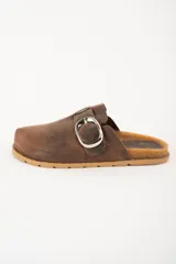 Zueco marrón de cuero con hebilla metálica plateada y plantilla de corcho.