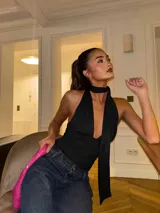 Top negro con escote halter y bufanda integrada.