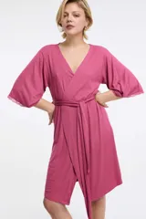 Bata color celeste de tela rib, con mangas 3/4 y detalle de encaje en las mangas.