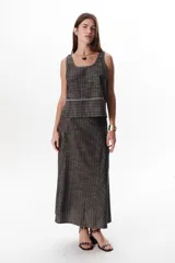 Falda larga de lino a cuadros grises y blancos, con corte al bies y cintura alta.