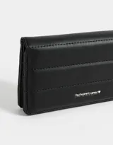 Billetera negra de cuerina acolchada con formato de fichero. Tiene solapa con broche a presión, compartimentos para tarjetas y billetes, y un tag en relieve con la frase "You're pretty great".