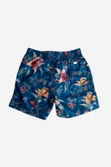 Short de baño celeste con estampado floral en tonos naranja y rojo. Cuenta con bolsillos laterales, cintura elástica con cordón ajustable y logo en goma en la pierna derecha.