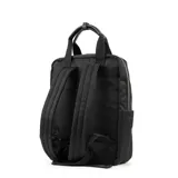Mochila negra de poliéster con formato rectangular, doble cierre y herrajes plateados. Tiene dos bolsillos externos con cierre, un bolsillo interno con cierre y dos bolsillos internos abiertos. Se puede llevar en la mano con las asas fijas o como mochila con las correas regulables.