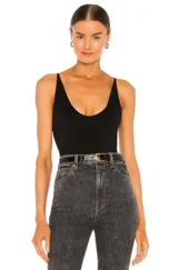 Top negro ajustado al cuerpo con escote en V y tirantes finos.