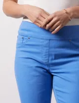 Pantalón capri azul de algodón. Delantera con bolsillos simulados, trasera con bolsillos aplicados. Pretina ancha elastizada, corte recto. Ruedo con aplique entrelazado, tachas y terminación desflecada.