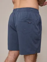 Short de baño verde agua texturizado con cintura elástica y cordón ajustable.