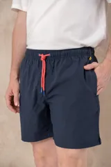 Short de baño liso color rosa con cordón de ajuste verde agua y detalles en azul.