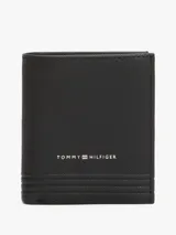 Billetera plegable Tommy Hilfiger de cuero negro con logo en relieve. Cuenta con compartimento para billetes, múltiples ranuras para tarjetas y bolsillo para monedas.