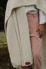 Pantalón de tusor color rosa viejo, de corte holgado y cintura elastizada.